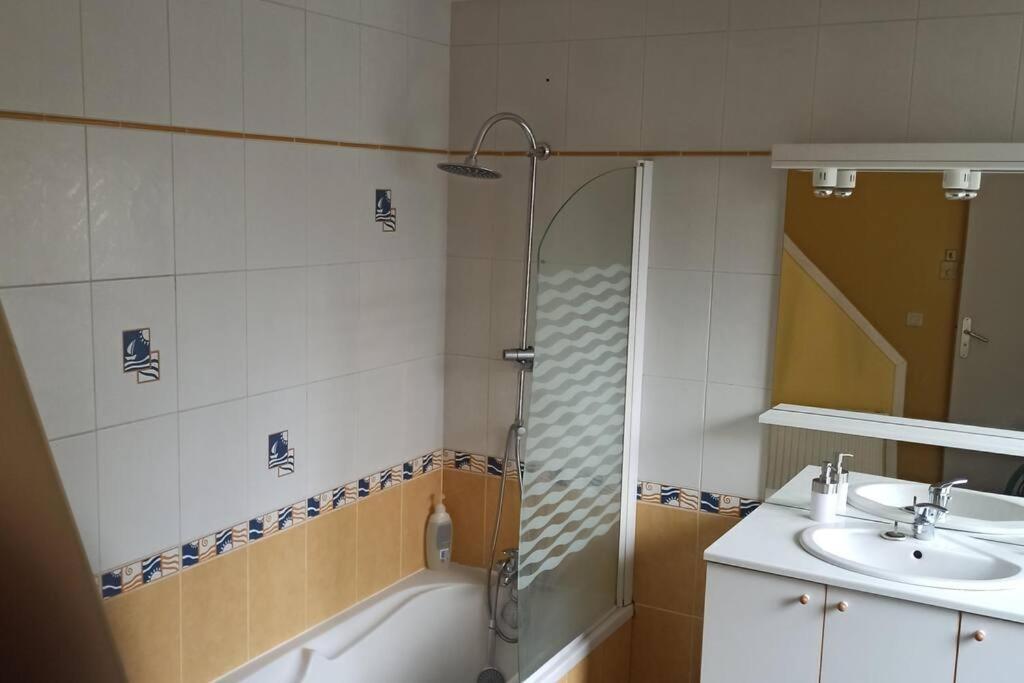 Petite Maison De Bourg Proche A84 Ducey-Les Cheris Bagian luar foto